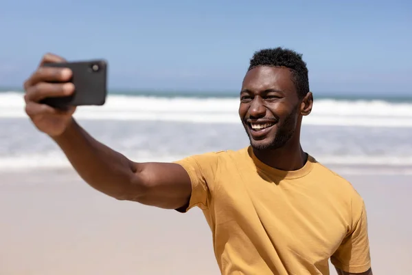 Homme Afro Américain Prenant Selfie Avec Smartphone Sur Une Plage — Photo