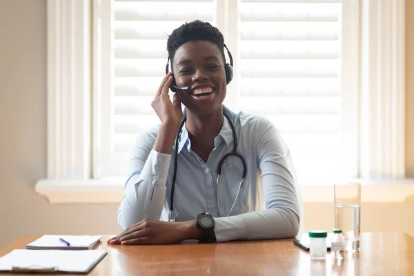 Medico Afroamericano Che Indossa Auricolari Telefonici Parlando Mentre Videocall Casa — Foto Stock