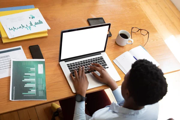 Bovenaanzicht Van Afrikaanse Amerikaanse Vrouw Die Laptop Gebruikt Terwijl Thuis — Stockfoto