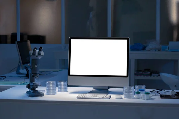 Computer Tavolo Con Schermo Illuminato Alla Postazione Lavoro Laboratorio Medico — Foto Stock