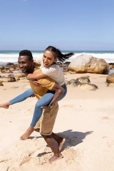Pareja Afroamericana Acorralándose Una Playa Junto Mar Estilo Vida Saludable — Foto de Stock