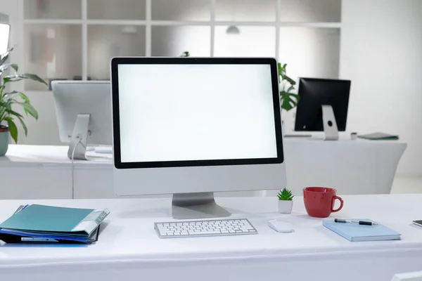 Bureaublad Computer Met Verlichte Scherm Beker Het Werkstation Verlaten Kantoor — Stockfoto