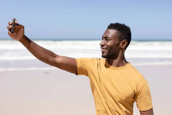 Homme Afro Américain Prenant Selfie Avec Smartphone Sur Une Plage — Photo