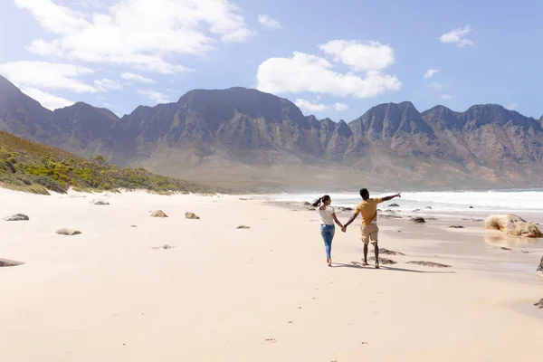 Coppia Afroamericana Che Cammina Tenendosi Mano Una Spiaggia Riva Mare — Foto Stock