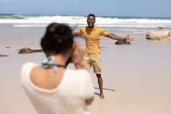 Coppia Afroamericana Che Scatta Foto Con Macchina Fotografica Una Spiaggia — Foto Stock