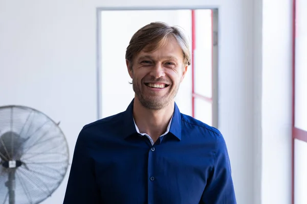 Portret Van Een Glimlachende Blanke Man Voor Het Raam Witte — Stockfoto