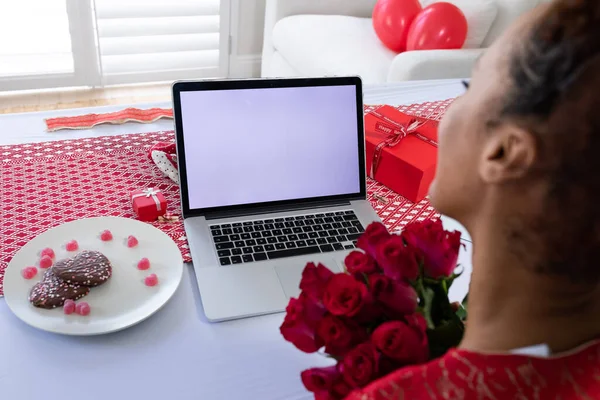 Africano Americano Mulher Segurando Buquê Flores Videocall Laptop Casa Celebração — Fotografia de Stock