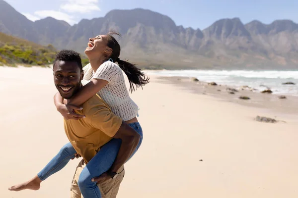 Африканская Американская Пара Веселится Катаясь Спине Пляже Моря Здоровый Образ — стоковое фото