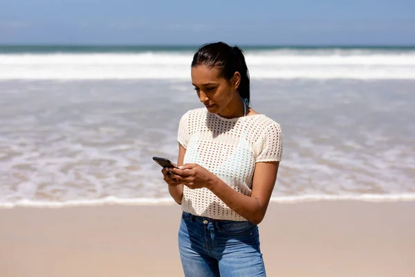 Mujer Afroamericana Usando Smartphone Una Playa Junto Mar Estilo Vida — Foto de Stock