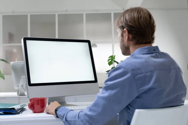 Achteraanzicht Van Kaukasische Zakenman Die Achter Een Bureau Zit Videogesprekken — Stockfoto