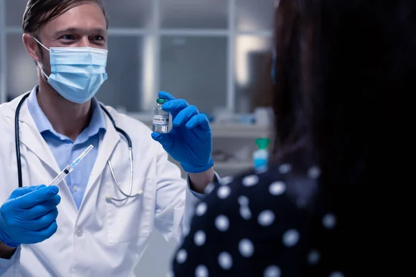 Médico Caucasiano Sexo Masculino Com Máscara Facial Luvas Preparando Vacina — Fotografia de Stock