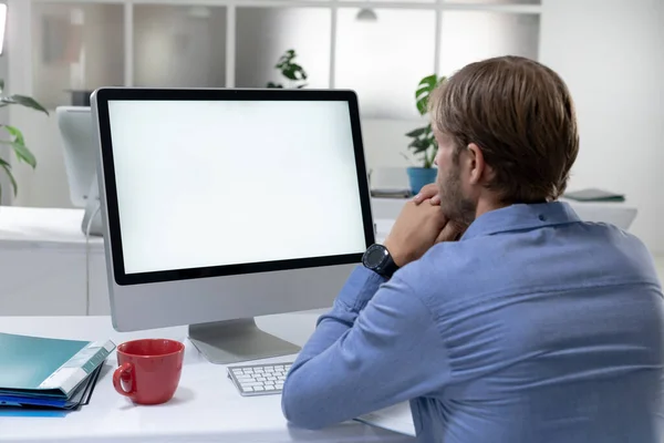 Kafkasyalı Adamının Masa Başında Oturup Bilgisayarla Video Görüşmesi Yaptığı Arka — Stok fotoğraf