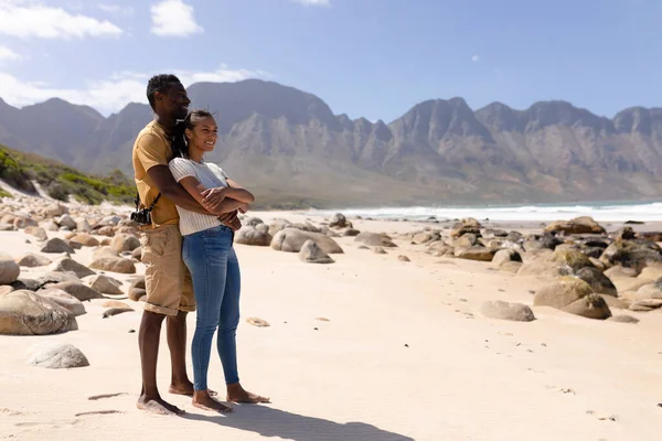 Afrikanskt Amerikanskt Par Omfamnar Strand Vid Havet Hälsosam Livsstil Fritid — Stockfoto