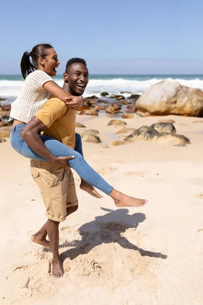 非洲裔美国人夫妇在海边搭便车 健康的生活方式 大自然的休闲 — 图库照片
