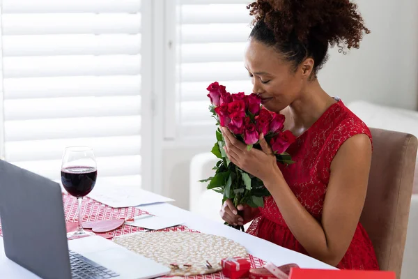 Mulher Afro Americana Cheirando Buquê Flores Vídeo Casa Celebração Distante — Fotografia de Stock