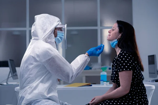 Blanke Mannelijke Medisch Werker Draagt Beschermende Kleding Neemt Een Uitstrijkje — Stockfoto