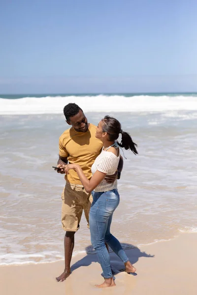 Coppia Afroamericana Che Utilizza Smartphone Una Spiaggia Riva Mare Stile — Foto Stock
