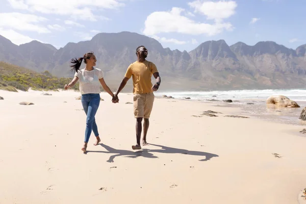 Coppia Afroamericana Che Cammina Tenendosi Mano Una Spiaggia Riva Mare — Foto Stock