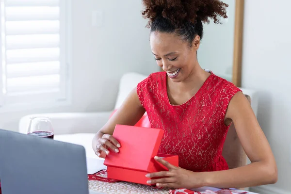 Afro Amerikaanse Vrouw Opent Geschenkdoos Videocall Thuis Verre Viering Van — Stockfoto