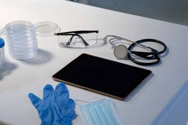 在医生的办公桌外科与平板电脑口罩手套和听诊器 眼镜蛇大流行病期间的远程医疗 保健和卫生D — 图库照片