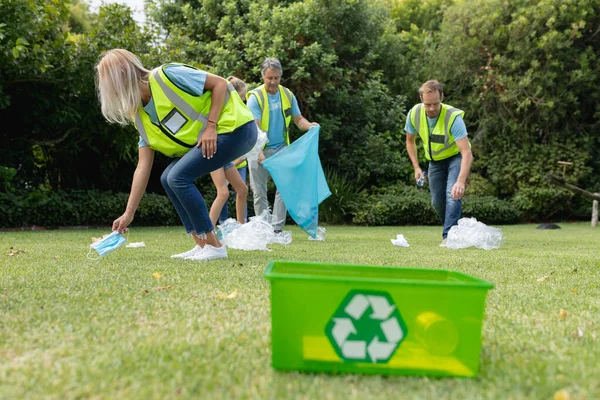 Caucasian Woman Picking Face Mask Group Men Women Collecting Rubbish — Stock Photo, Image