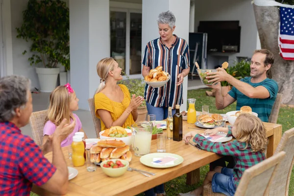 Glimlachende Blanke Oudere Vrouw Die Familie Serveert Voordat Samen Eet — Stockfoto
