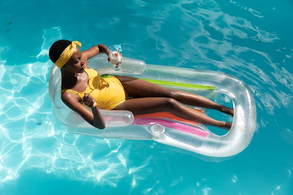 Mujer Afroamericana Piscina Tomando Sol Inflable Sosteniendo Bebida Permanecer Casa —  Fotos de Stock