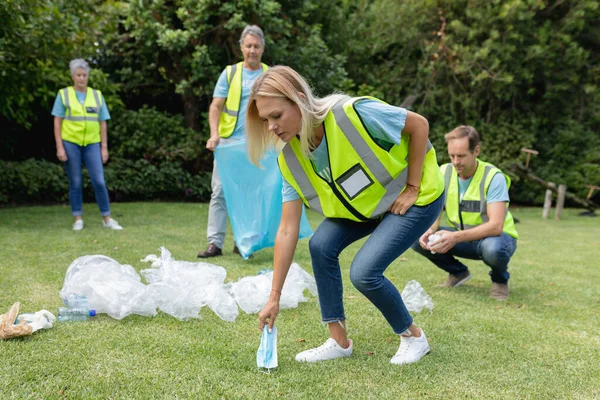 Caucasian Woman Picking Face Mask Group Men Women Collecting Rubbish — Stock Photo, Image