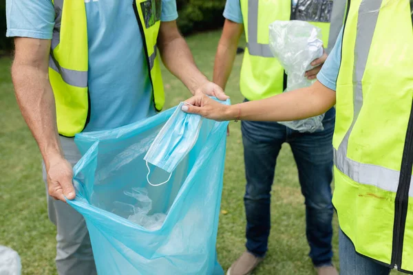 Kafkas Çok Nesilli Grubun Orta Kesiminde Plastik Çöpler Toplanıyor Sahada — Stok fotoğraf