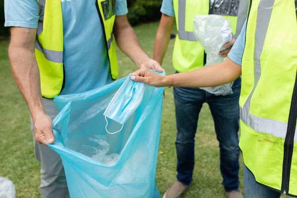 現場でプラスチックごみやフェイスマスクを収集するコーカシア多世代グループの中央部 生態系保全ボランティアが田舎で清掃し — ストック写真