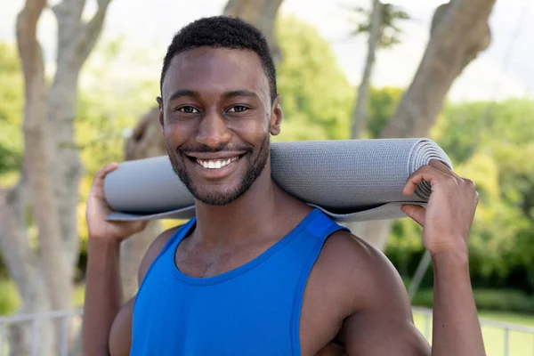 Portret Van Een Afrikaans Amerikaanse Man Met Een Yogamat Glimlachend — Stockfoto