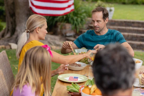 Blanke Man Serveert Familie Voordat Hij Samen Eet Tuin Familie — Stockfoto