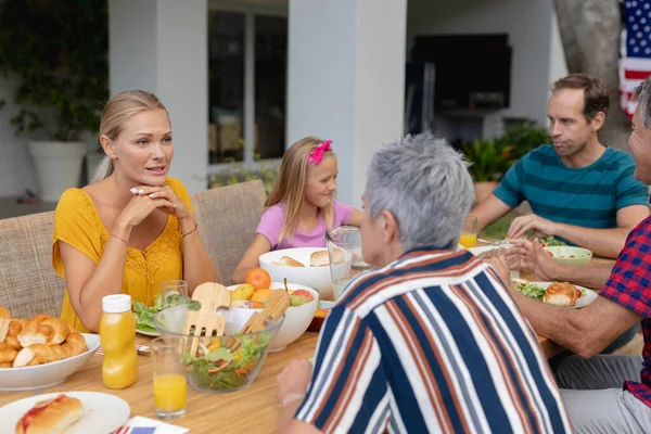 Mujer Caucásica Sentada Mesa Hablando Con Familia Comiendo Jardín Familia — Foto de Stock