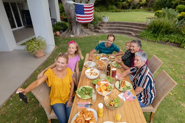 Mujer Caucásica Tomando Selfie Con Familia Tres Generaciones Teniendo Comida —  Fotos de Stock