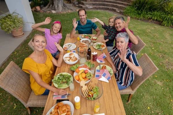 Blanke Familie Van Drie Generaties Met Een Feestmaal Tuin Glimlachend — Stockfoto