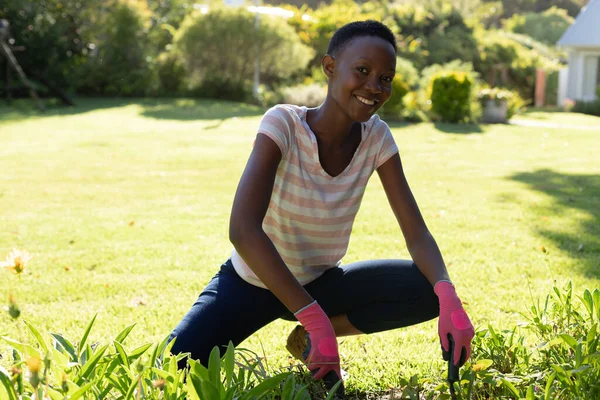 Porträtt Afrikansk Amerikansk Kvinna Trädgårdsskötsel Och Leende Solig Trädgård Terrass — Stockfoto