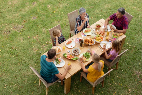 정원에서 식탁에 식사를 코카서스 가족의 각도를 수있다 야외에서 식사를 즐기는 — 스톡 사진
