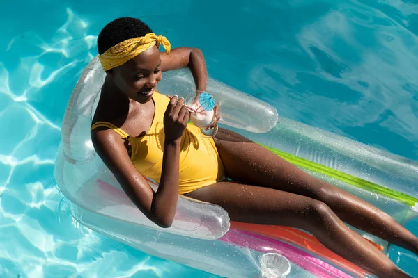 African American Woman Swimming Pool Sunbathing Inflatable Holding Drink Staying — Stock Photo, Image