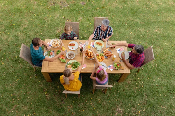 코카서스 가족의 위에는 정원에서 토스트를 만들고 테이블 식사를 야외에서 식사를 — 스톡 사진