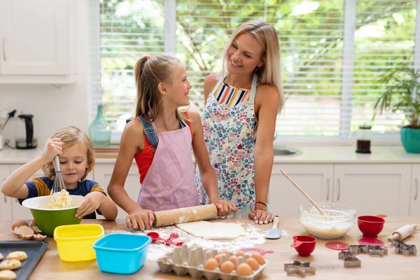 Feliz Madre Caucásica Cocina Con Hija Hijo Usando Delantales Horneando —  Fotos de Stock