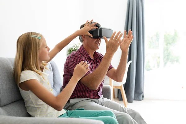 Kaukasiska Barnbarn Sitter Soffan Bredvid Farfar Justera Hans Headset Lycklig — Stockfoto