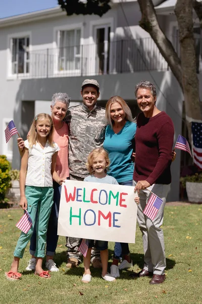 Happy Caucasian Soldier Father Wife Children Parents Home Welcome Sign — Stock Photo, Image