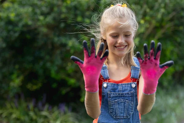 Χαμογελώντας Καυκάσιος Κορίτσι Στον Κήπο Κρατώντας Ψηλά Χέρια Φορώντας Βρώμικα — Φωτογραφία Αρχείου