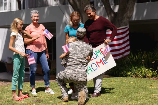 Pai Soldado Caucasiano Cumprimentando Família Com Sinal Boas Vindas Bandeiras — Fotografia de Stock