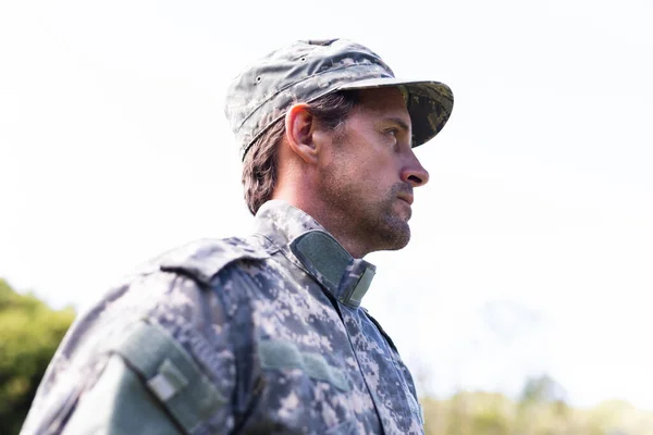 Soldado Caucásico Con Uniforme Camuflaje Gorra Aire Libre Mirando Hacia — Foto de Stock