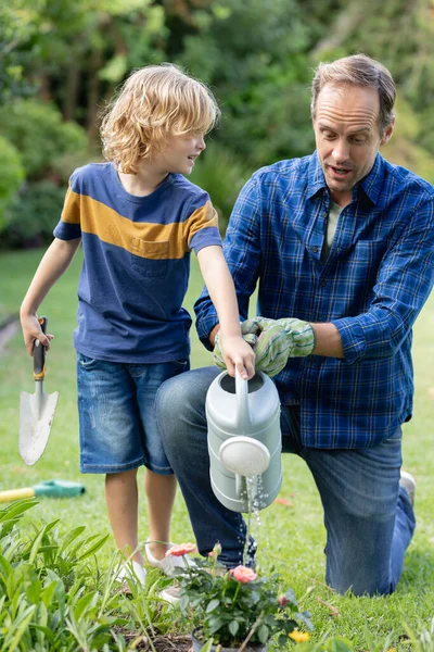 Pai Caucasiano Feliz Jardim Com Filho Regando Fábricas Jardinando Conjunto — Fotografia de Stock