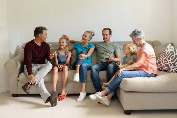 Homem Caucasiano Sênior Sentado Sofá Conversando Com Sua Família Sorridente — Fotografia de Stock