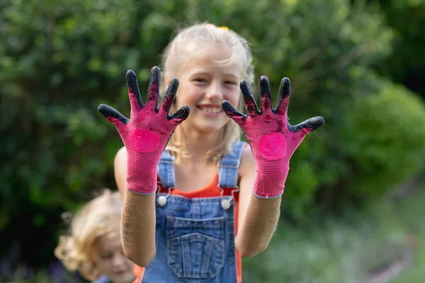 Sonriente Chica Caucásica Jardín Con Guantes Sucios Jardinería Rosa Con — Foto de Stock