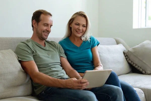 Casal Caucasiano Sorridente Sentado Sofá Usando Comprimido Digital Ficar Casa — Fotografia de Stock