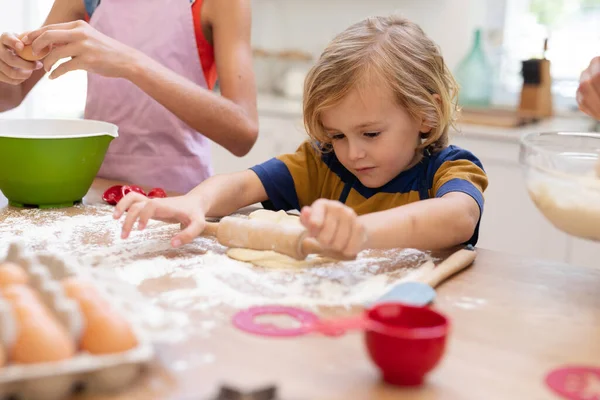 Kaukasischer Junge Der Küche Der Mit Seiner Schwester Teig Rollt — Stockfoto